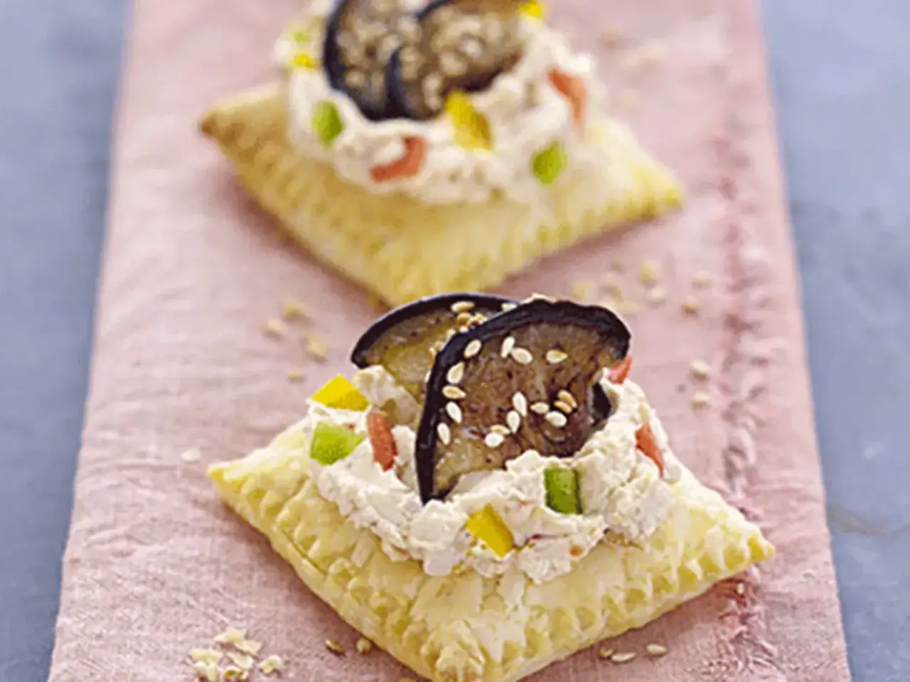 Deux feuillet&eacute;s ap&eacute;ro gourmands garnis d'une cr&egrave;me onctueuse, de fines tranches d'aubergine et de d&eacute;s de poivrons color&eacute;s.