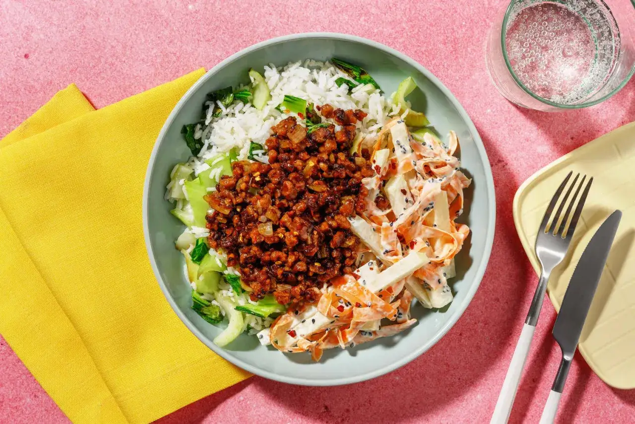 En skål med ris, grönsaker och en kryddig topping. Perfekt för ett snabbt kålrabbi recept.