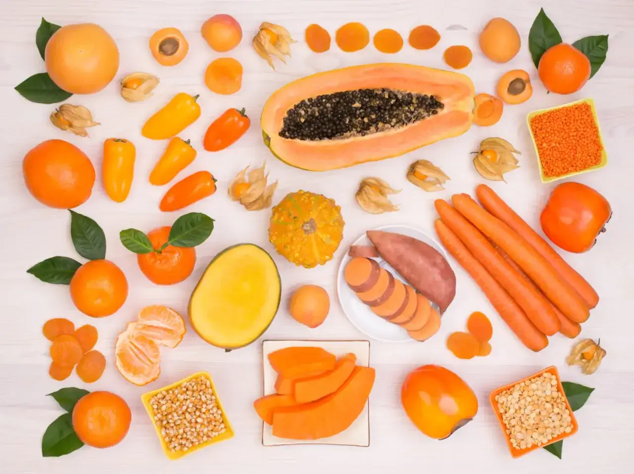 Pomarańczowe owoce i warzywa bogate w beta karoten: papaja, marchew, dynia, mango, bataty, morele, kaki, pomarańcze, mandarynki, papryczki.