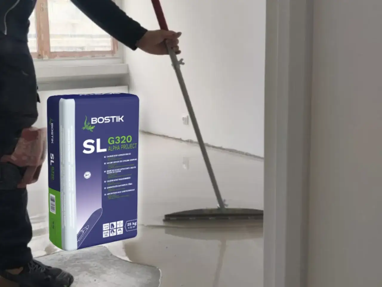 Pracownik rozlewa masę samopoziomującą Bostik SL G320, pokazując jak wyrównać podłogę.