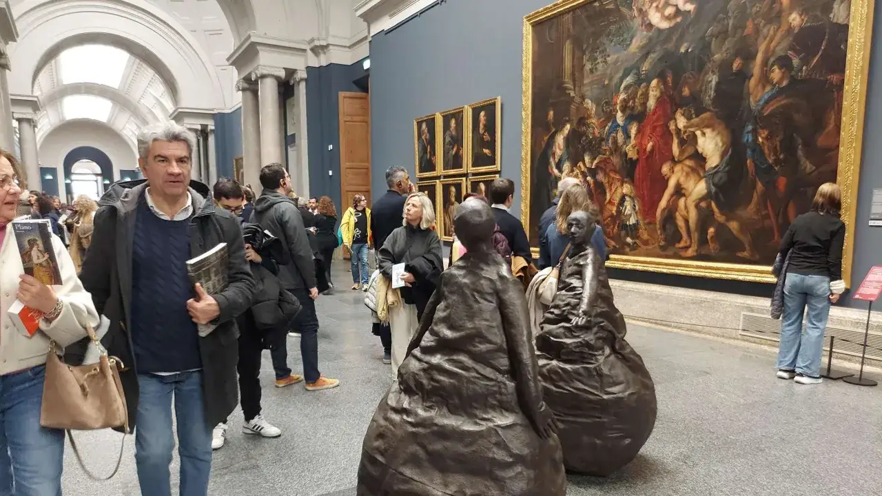 Besucher im spanischen Nationalmuseum in Madrid bestaunen Gem&auml;lde und Skulpturen.