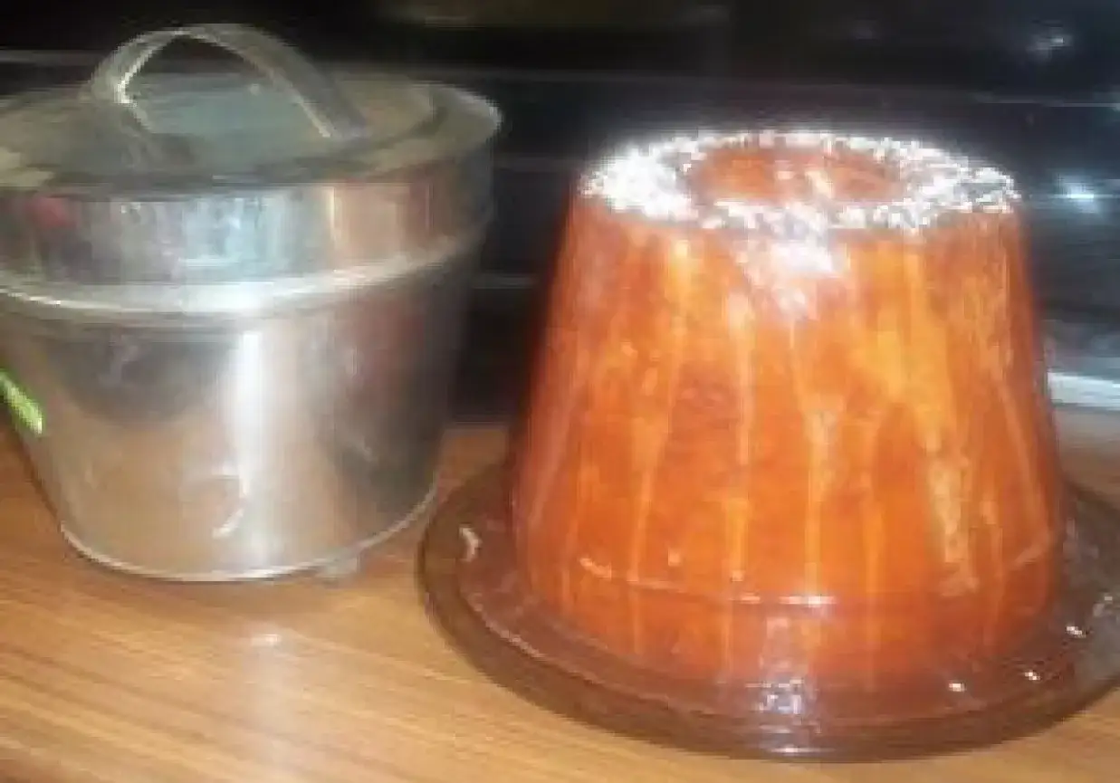 Gotowa babka gotowana, pachnąca i pyszna, czeka na sw&oacute;j przepis. Obok metalowy garnek.