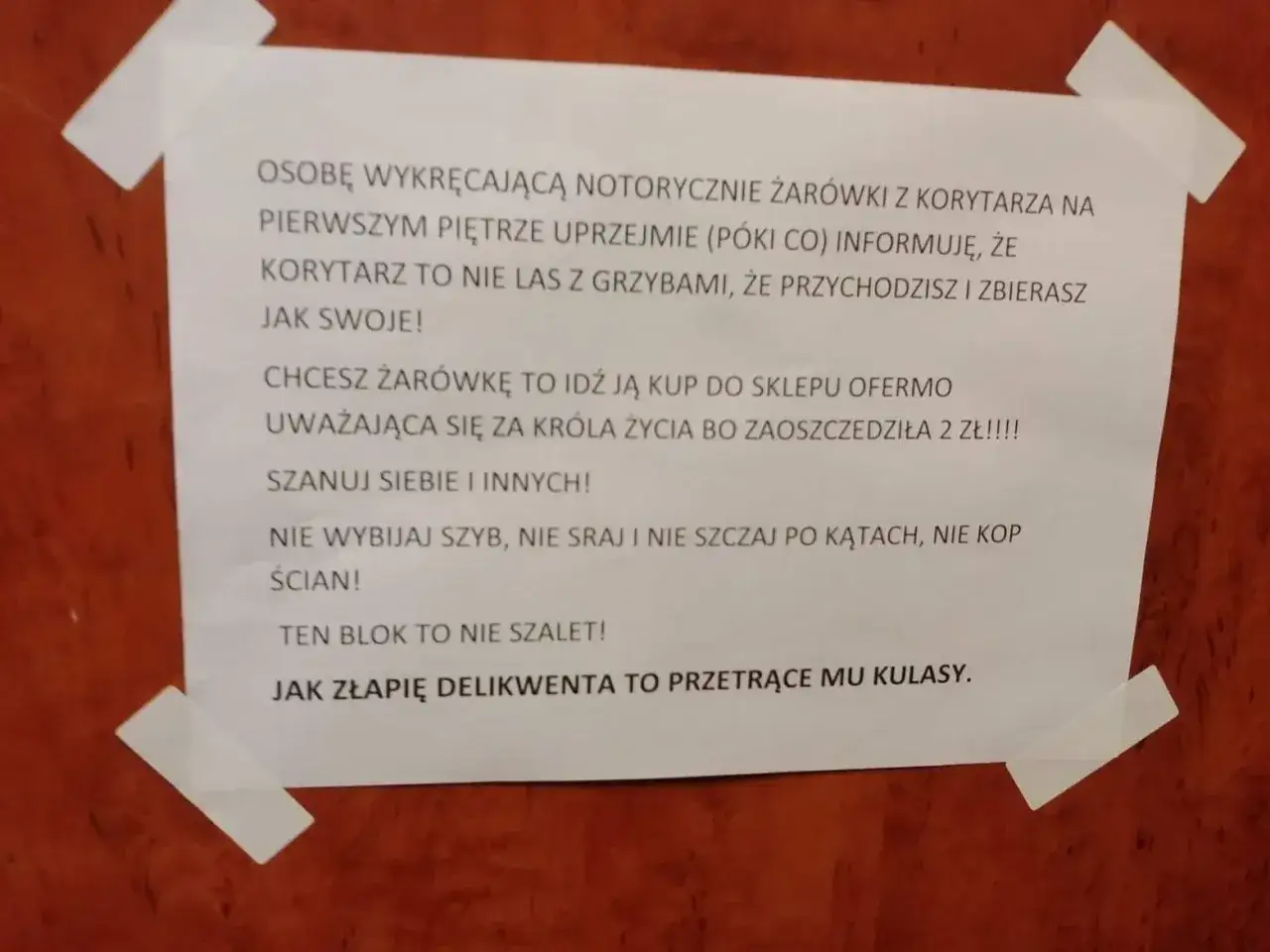 Ogłoszenie na klatce schodowej: