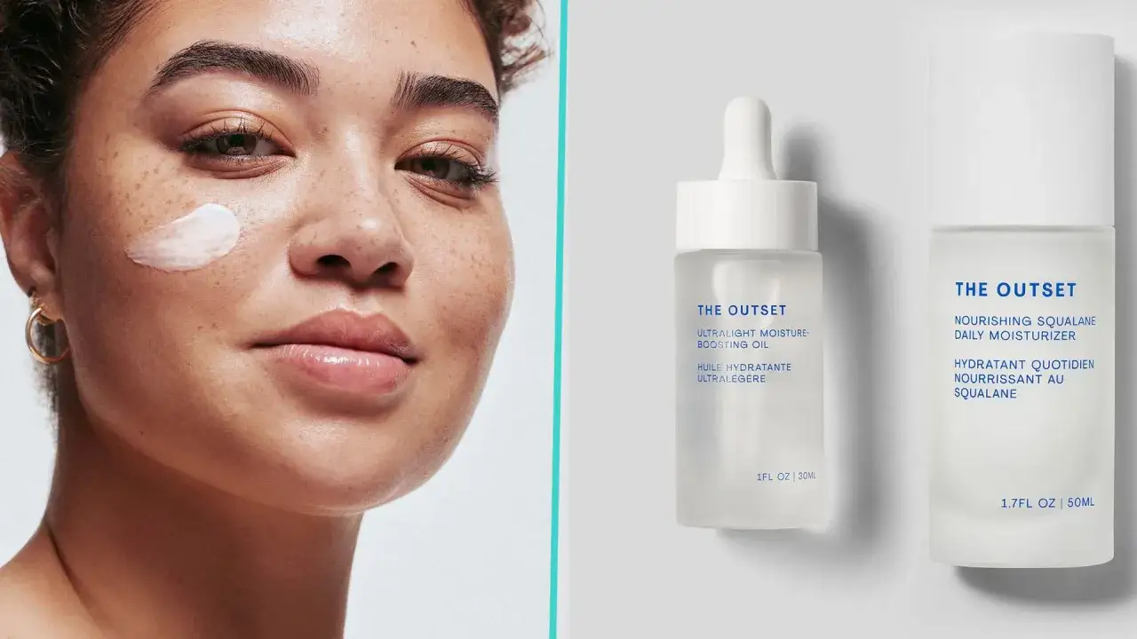 En kvinna med tunn hud f&aring;r en kr&auml;m applicerad p&aring; kinden. Bredvid syns tv&aring; produkter fr&aring;n The Outset.