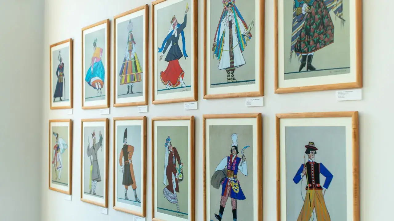 Wystawa prezentuje barwne projekty kostiumów ludowych autorstwa Zofii Stryjeńskiej. Dzieła ukazują bogactwo polskiego folkloru.