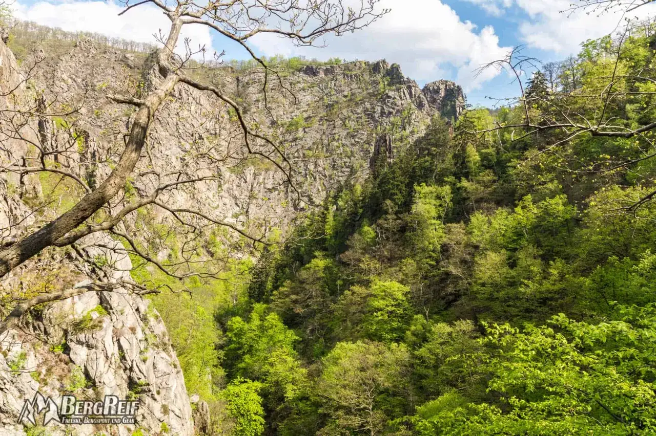 Steile Felsw&auml;nde und &uuml;ppiger gr&uuml;ner Wald, ein Ausblick auf den Harzer Hexenstieg Etappen.