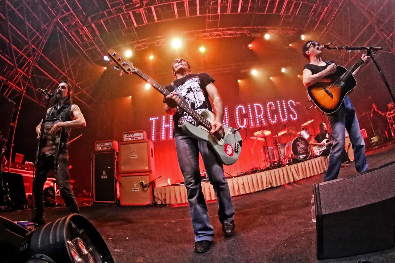 The Zen Circus in concerto, un'esplosione di energia sul palco. La musica &egrave; una droga che ci fa volare.