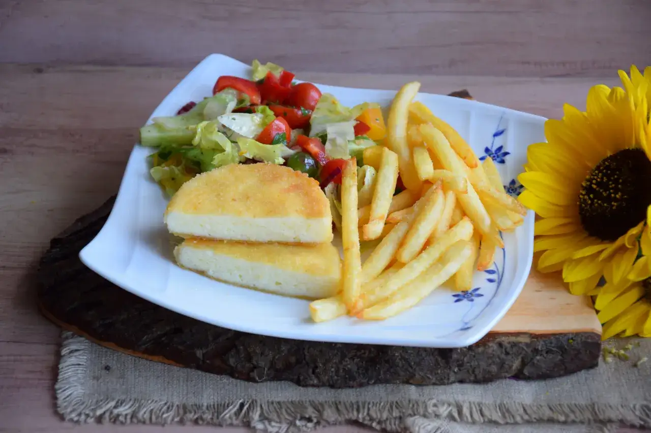 smażony ser z frytkami