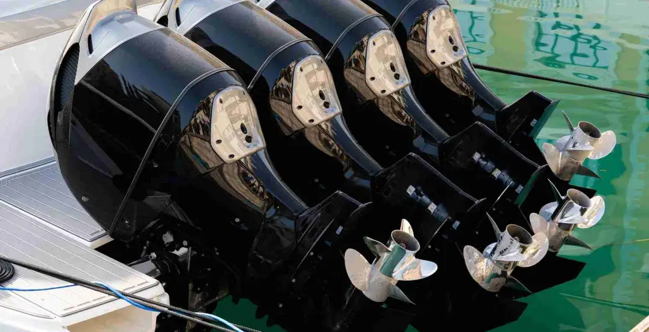 Motori fuoribordo neri lucidi con eliche cromate. Il trim, il sistema di regolazione dell'inclinazione, &egrave; fondamentale per ottimizzare le prestazioni.