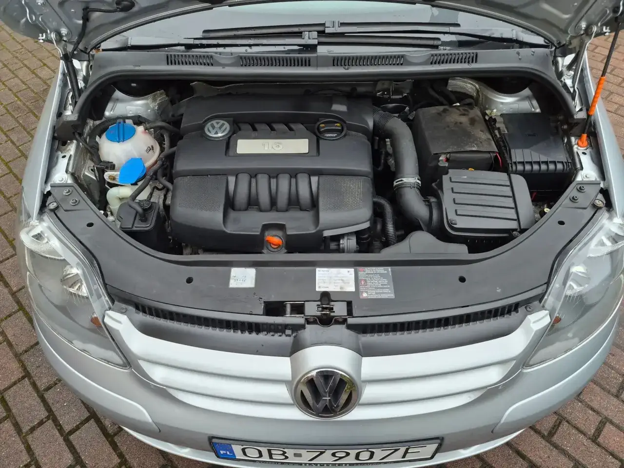 Volkswagen Golf 5 1.6 MPI engine bay