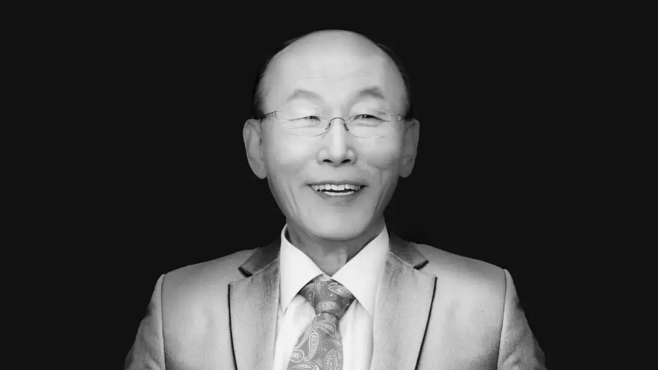 Portr&auml;t von David Yonggi Cho, einem &auml;lteren Mann mit Brille und einem freundlichen L&auml;cheln, der einen Anzug und eine Krawatte tr&auml;gt.