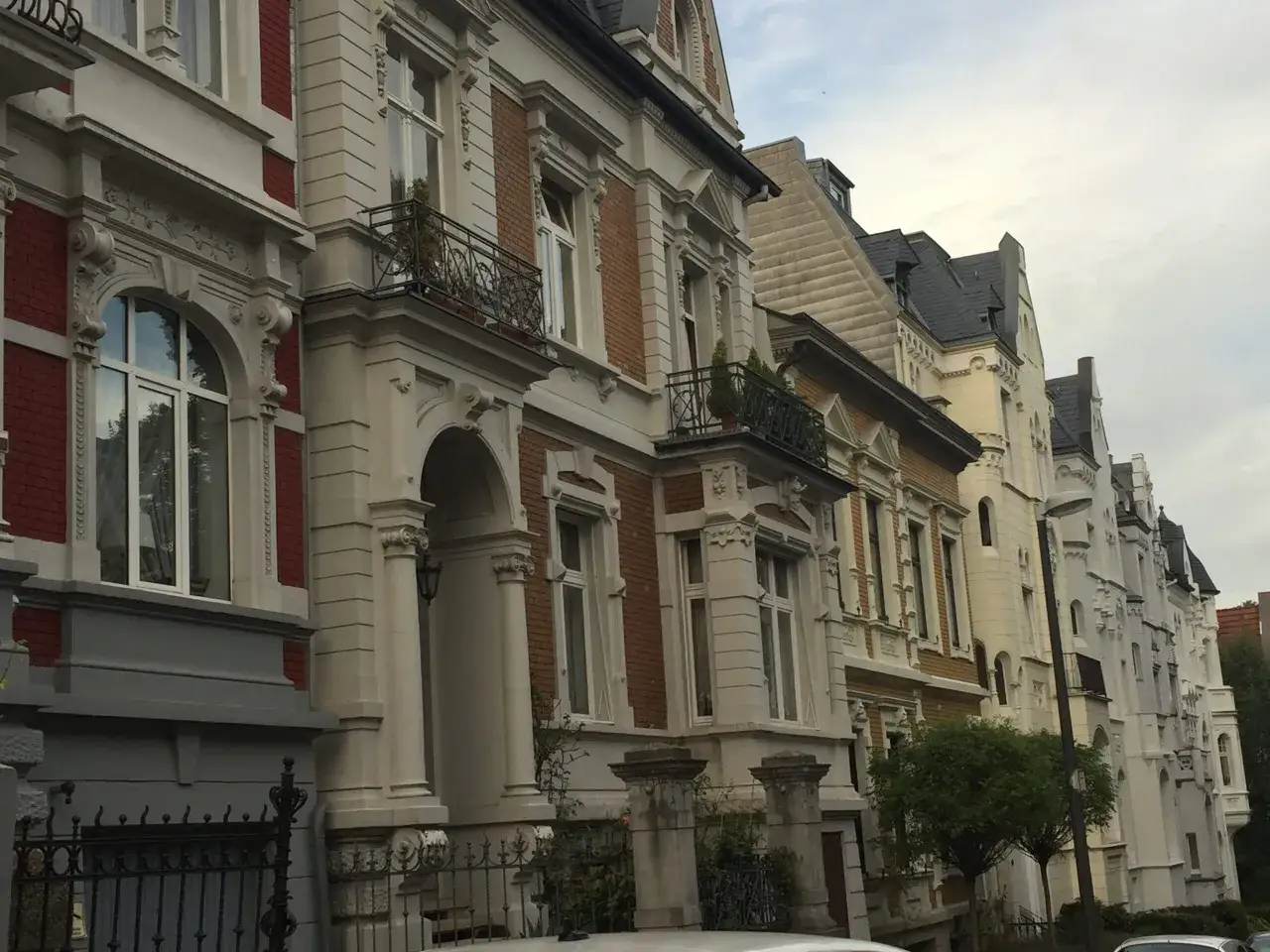 Prachtvolle Gr&uuml;nderzeitvillen im Briller Viertel Wuppertal, mit Stuckverzierungen und kleinen Balkonen.