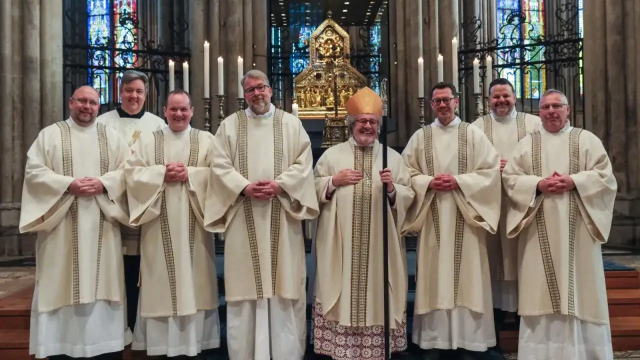 Bischof mit Diakonen in festlichen Gew&auml;ndern. Die Diakon Ausbildung ist ein wichtiger Schritt auf dem Weg zum Priesteramt.
