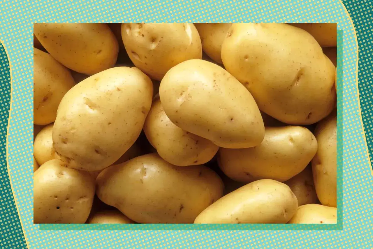 Un montón de patatas amarillas, listas para comer patata cruda.