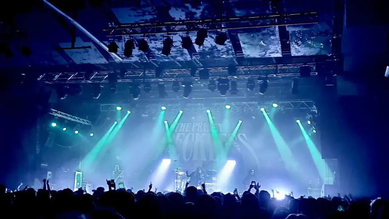 Koncert The Pretty Reckless w Warszawie. Tłum szaleje pod sceną oświetloną zielonymi snopami światła.