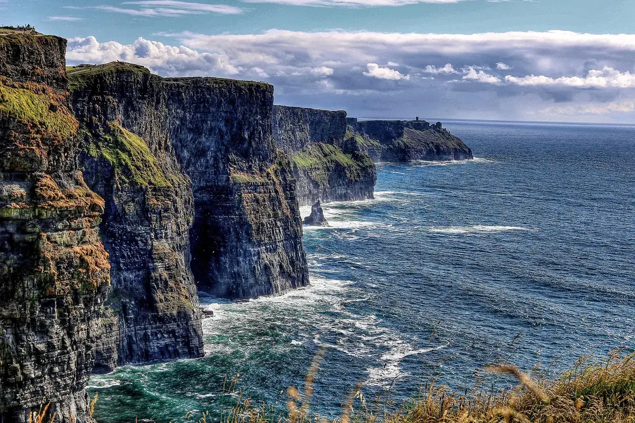 Majestatyczne klify Moheru w Irlandii, stromo opadające do wzburzonego oceanu.