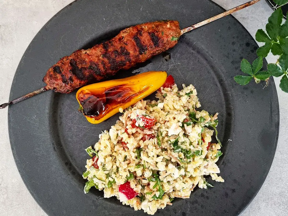 Grillad cevapcici med bulgursallad och rostad paprika. Ett gott cevapcici recept för en härlig måltid.