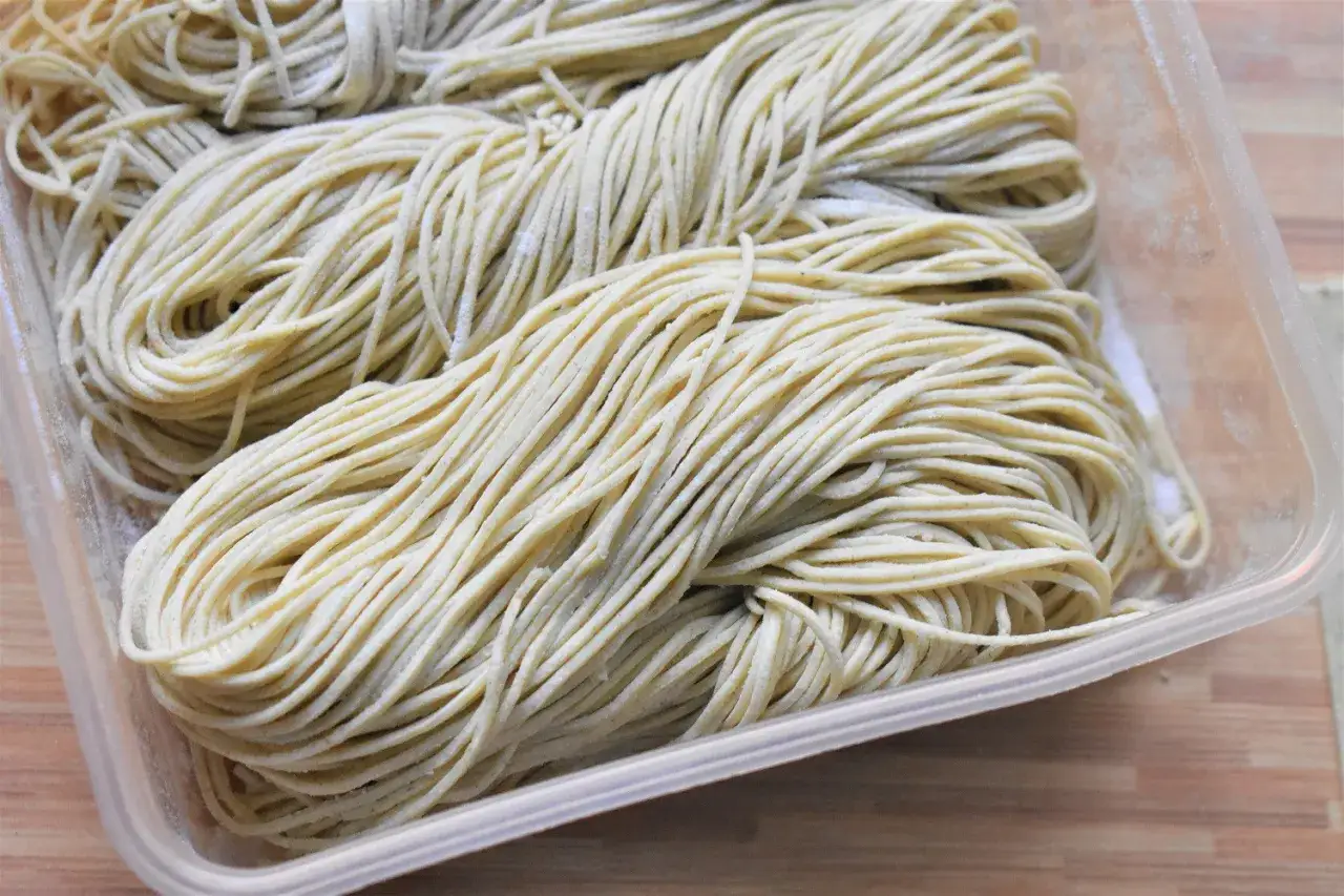 Świeży makaron ramen ręcznie robiony