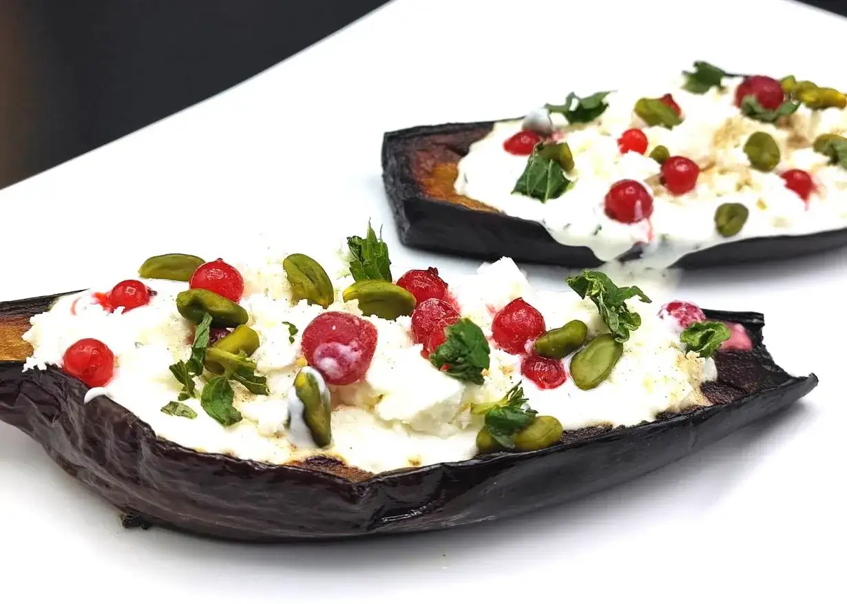 Aubergines au four garnies de fromage frais, pistaches et groseilles. Un délice visuel et gustatif.