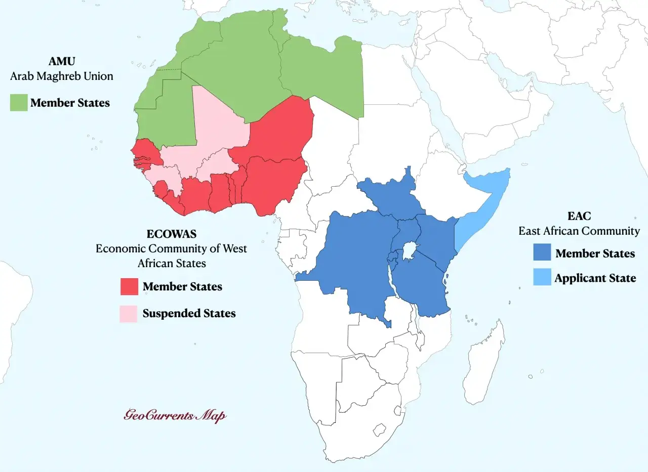 Mapa przedstawia podział krajów afrykańskich na bloki: AMU, ECOWAS i EAC.