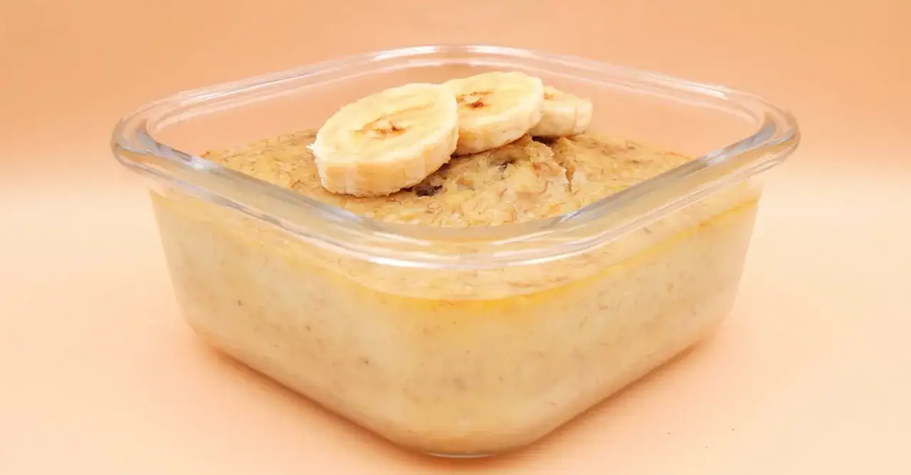 Bananowy deser w szklanym naczyniu, idealny jako zamiennik oleju w cieście.