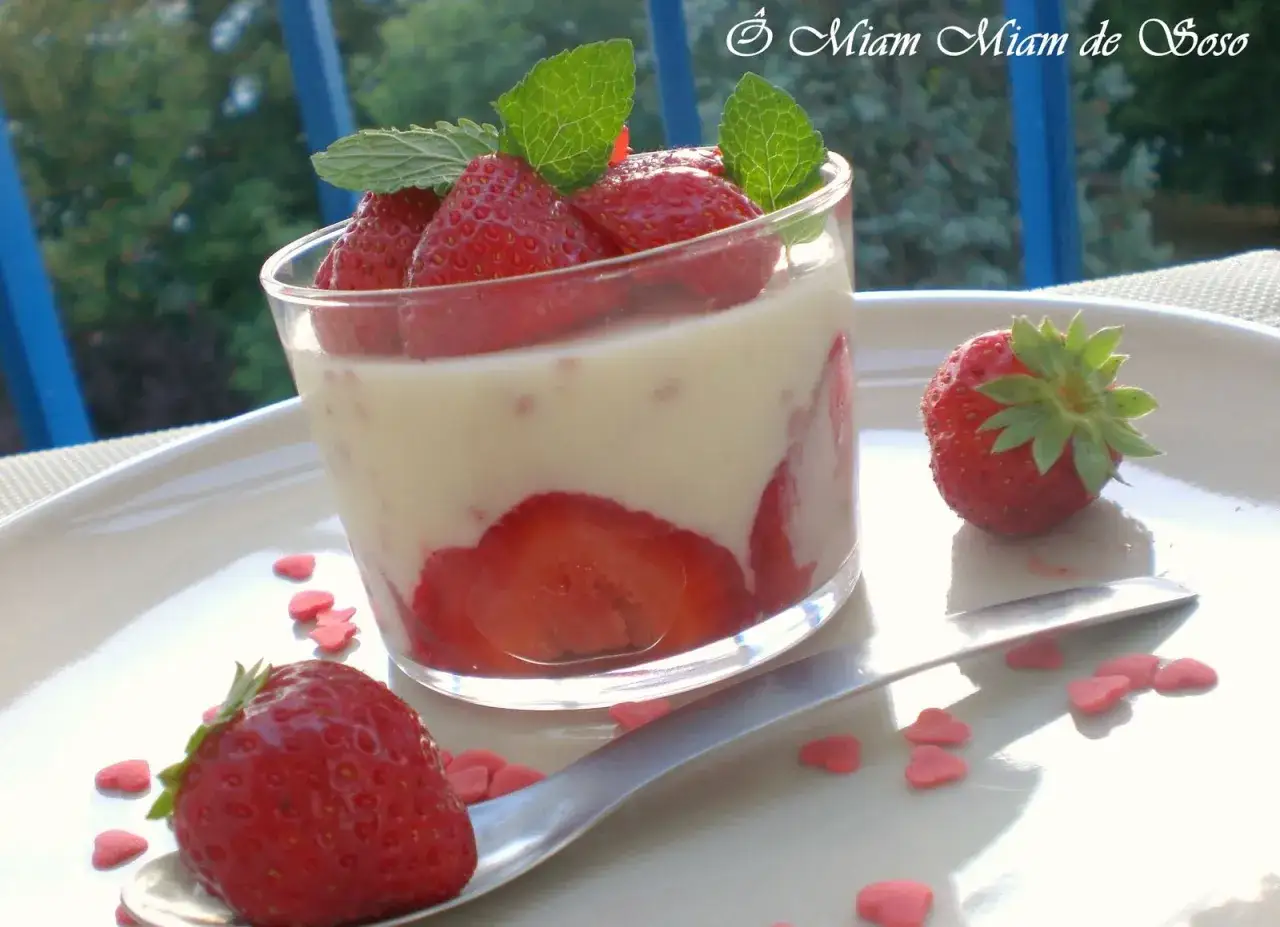 D&eacute;licieux dessert : mousse chocolat blanc fraise, garni de fraises fra&icirc;ches et de menthe.