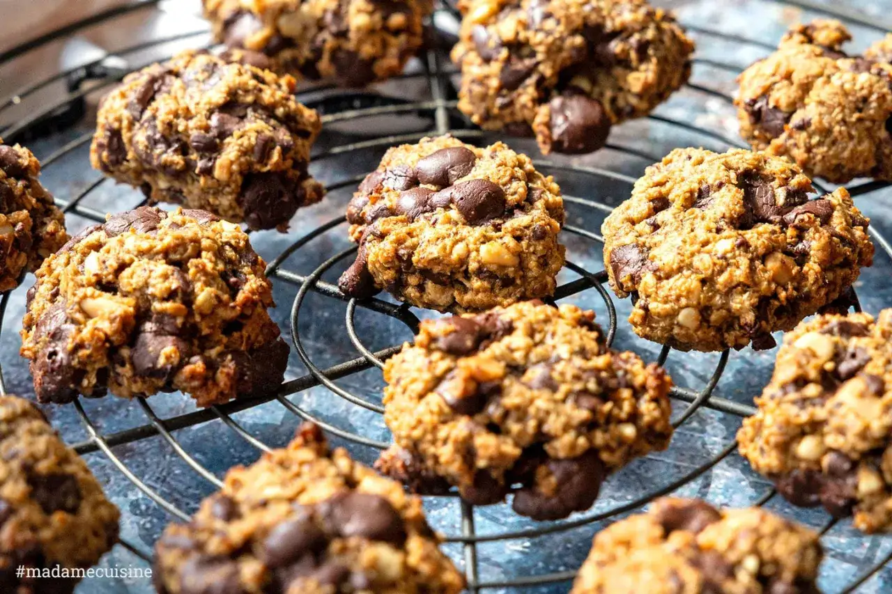 Saftige haferkekse mit schokolade, frisch gebacken und auf einem Gitter abk&uuml;hlen lassend. Ein Genuss f&uuml;r jeden Schokoladenliebhaber!