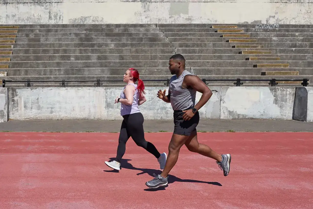 Para dowiedzieć się, jak przebiec 10 km, ćwiczy na bieżni.