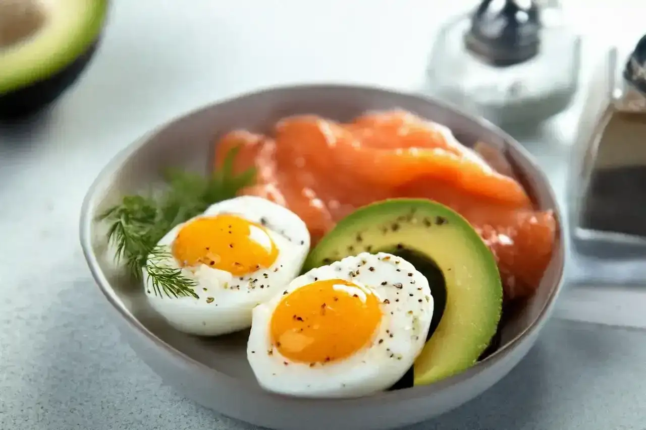 Idealne śniadanie low carb: jajka na twardo, wędzony łosoś i awokado. Pyszne i zdrowe.
