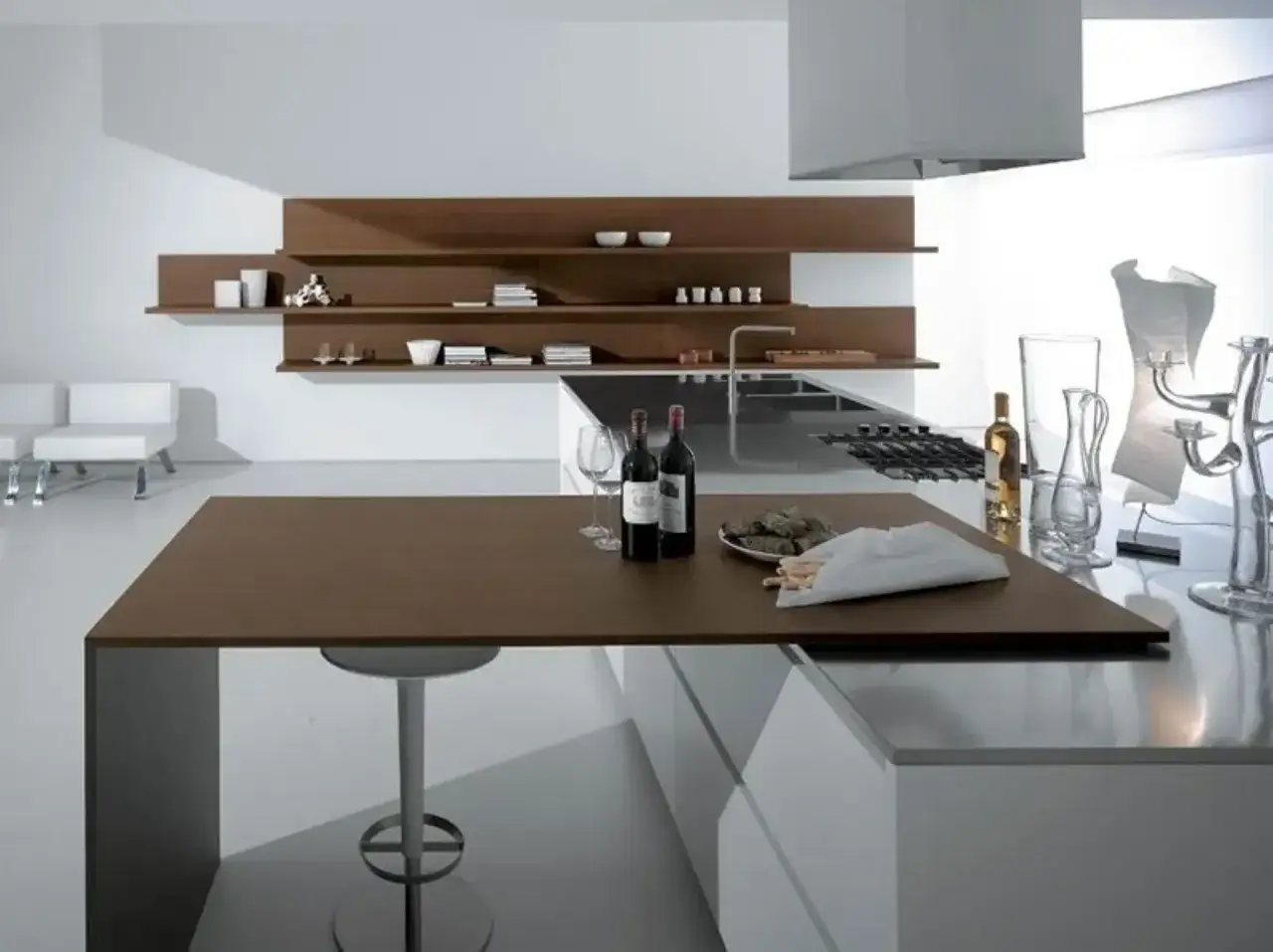 Cucina moderna e minimalista, perfetta per un **apart hotel**. Tavolo con sgabello, bottiglie di vino e bicchieri.