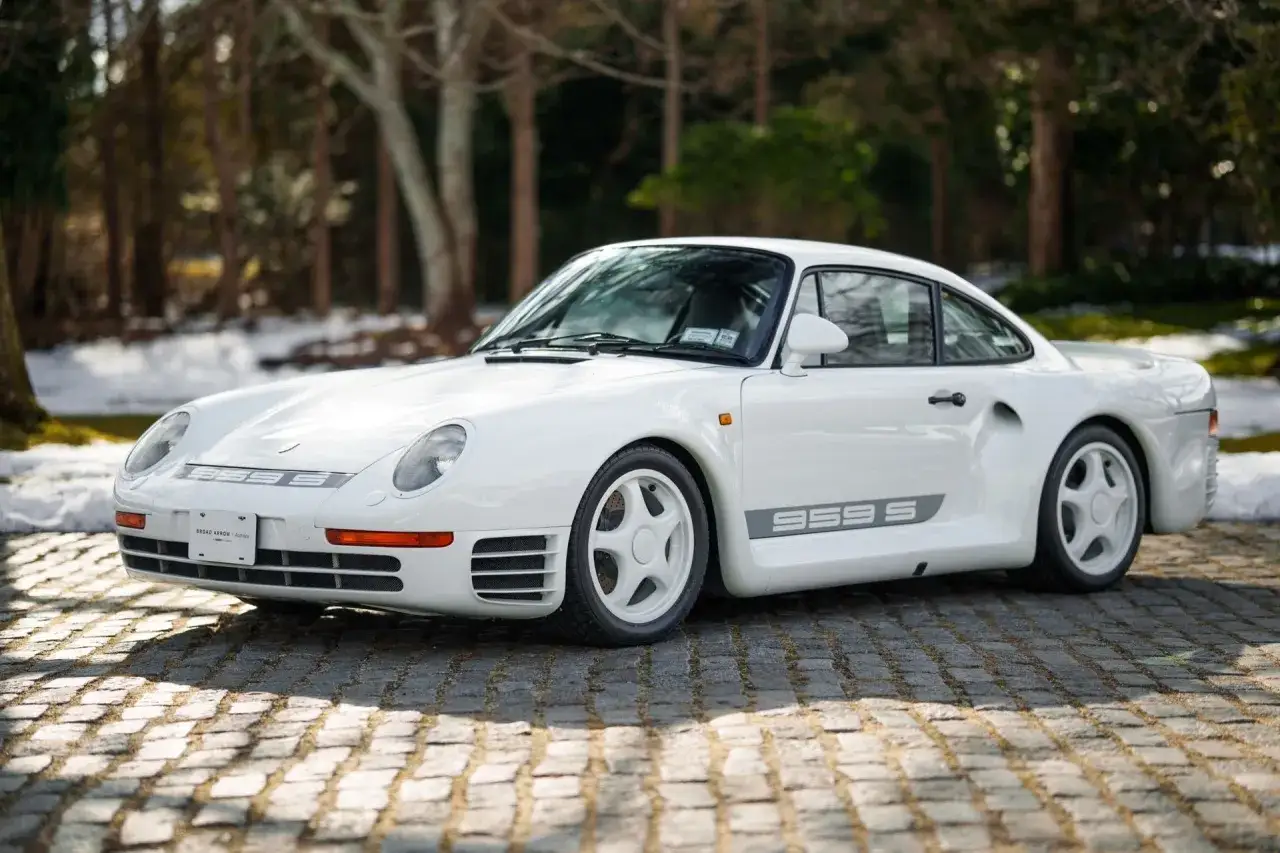 Wei&szlig;er Porsche 959 S auf Kopfsteinpflaster. Ein Klassiker, dessen 959 Porsche Preis Kenner begeistert.