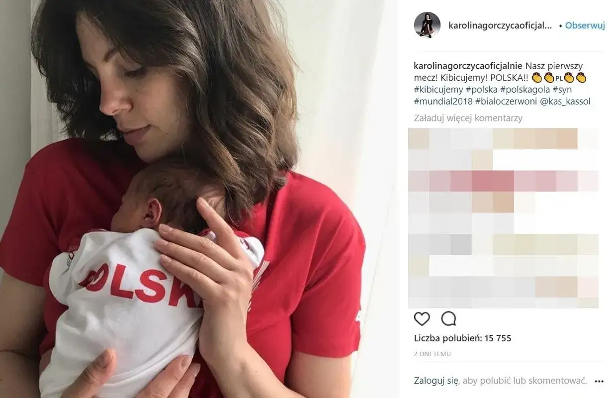 Karolina Gorczyca z synkiem w koszulce z napisem