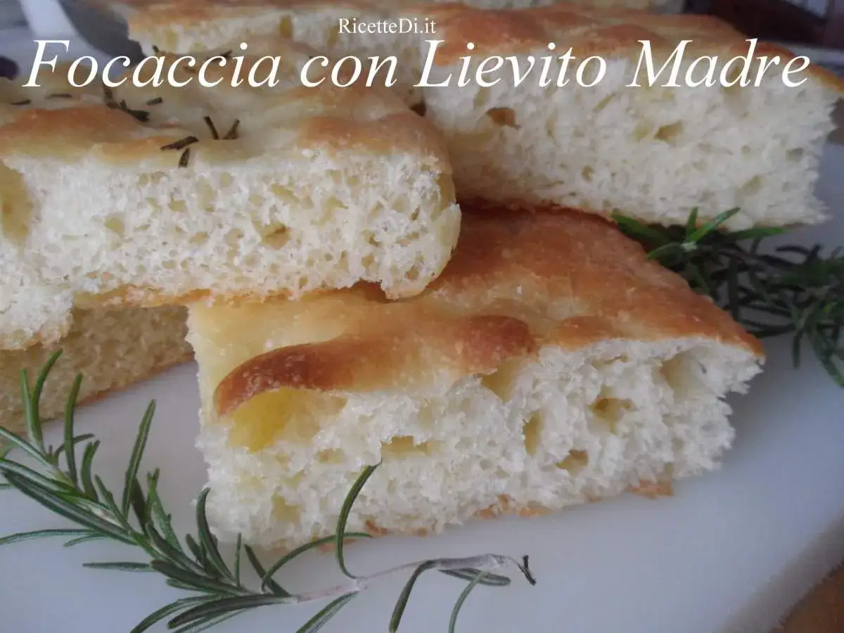 Focaccia soffice e profumata, preparata con lievito madre, guarnita con rosmarino fresco.