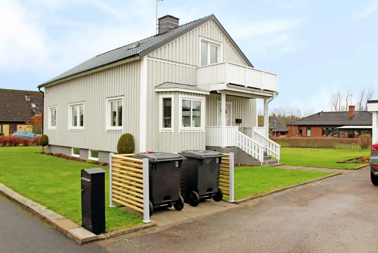 Soptunnorna är snyggt inbyggda i ett träställ.