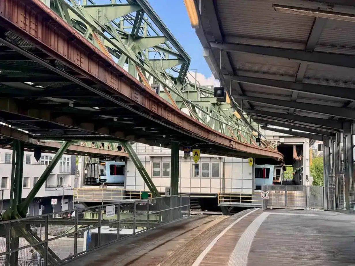 Die Wuppertal Schwebebahn f&auml;hrt auf ihrer historischen Strecke &uuml;ber den Fluss.