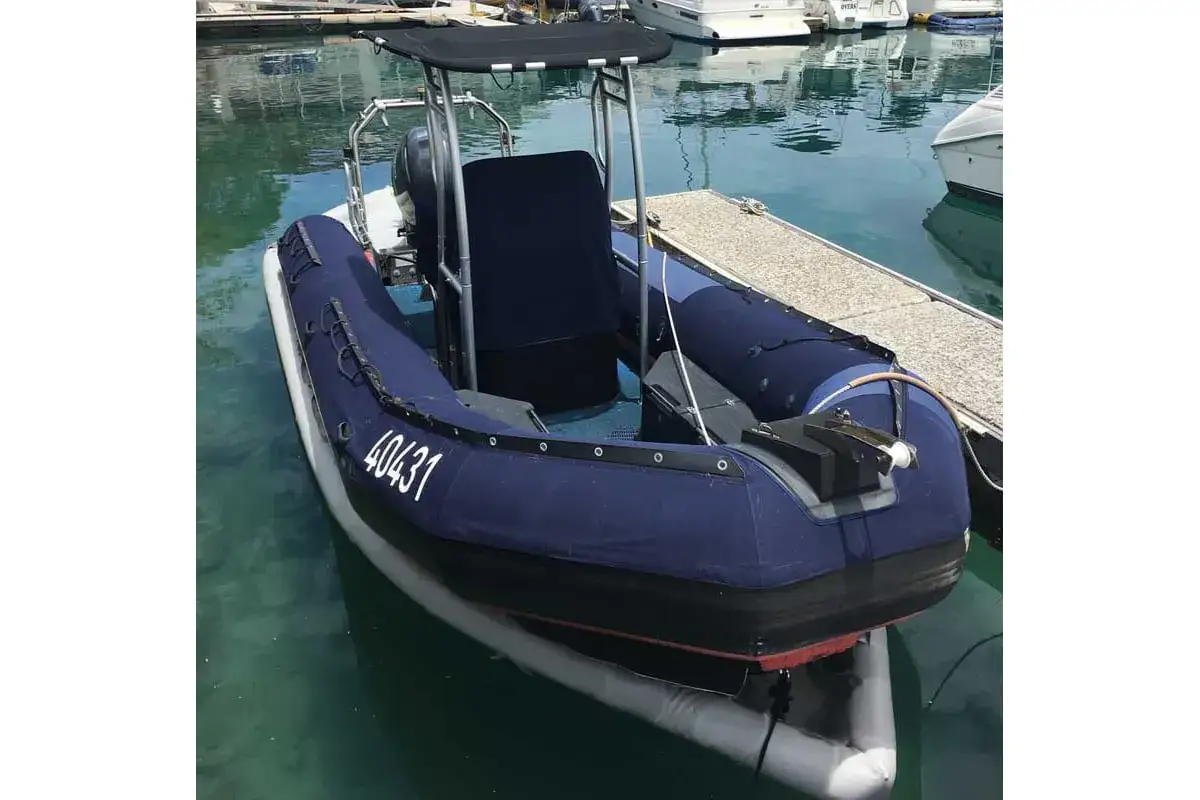 Bateau semi-rigide bleu amarr&eacute;, pr&ecirc;t pour l'aventure. Son **antifouling &eacute;cologique** assure une protection optimale et respectueuse de l'environnement marin.