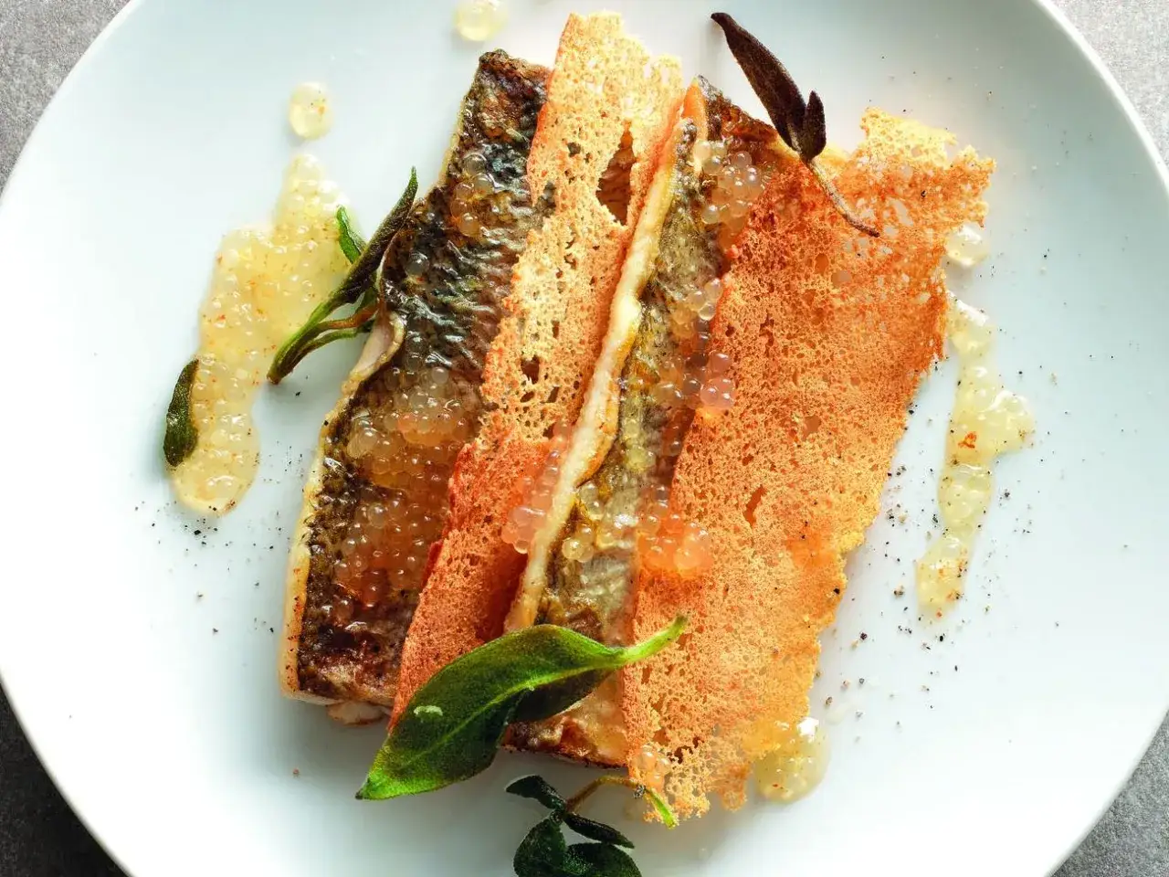 Delizioso lavarello in padella con croccante di pane, perline di gusto e erbe aromatiche. Una ricetta da provare!