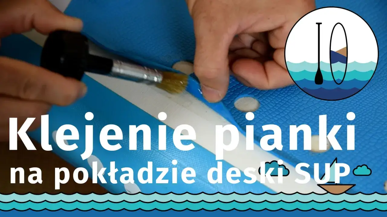 Nakładanie kleju do pianki EVA na pokład deski SUP. Naprawa pianki na desce.