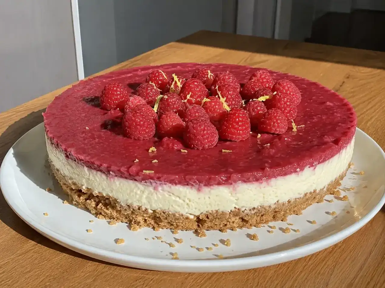 Halloncheesecake med krispig botten, perfekt f&ouml;r ett somrigt cheesecake recept.