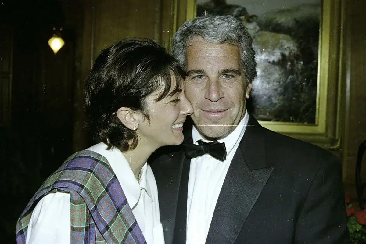 Ghislaine Maxwell i Jeffrey Epstein, którego historia budzi wiele pytań.