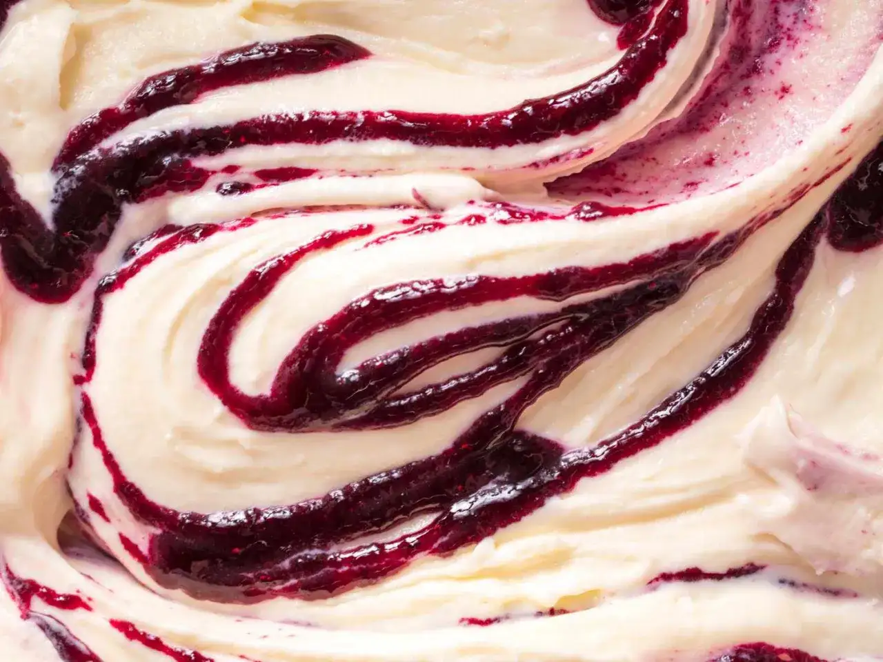 Cremiges Eis mit dunklen Fruchtwirbeln, perfekt für fruchteis selber machen.