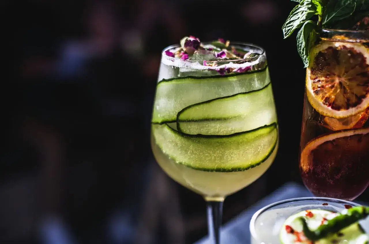 Un cocktail concombre rafra&icirc;chissant, garni de fines lamelles de concombre, de gla&ccedil;ons et de p&eacute;tales de rose.