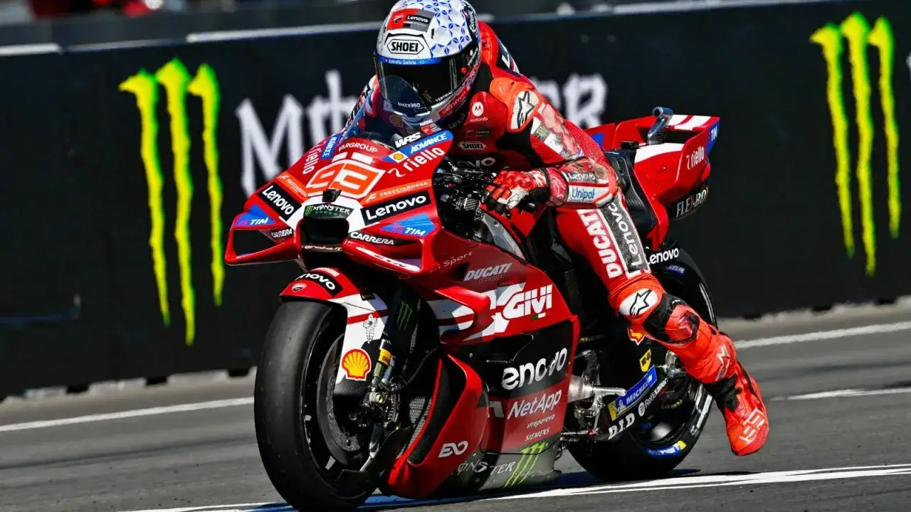 Piloto de MotoGP en su Ducati roja, con el n&uacute;mero 93, logrando un espectacular holeshot.