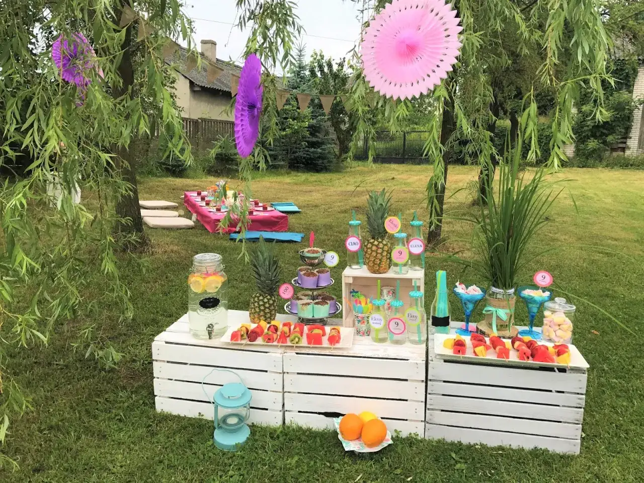 Letnia impreza w ogrodzie z owocowymi szaszłykami, babeczkami i napojami. Idealna na imieniny Marty w lipcu!