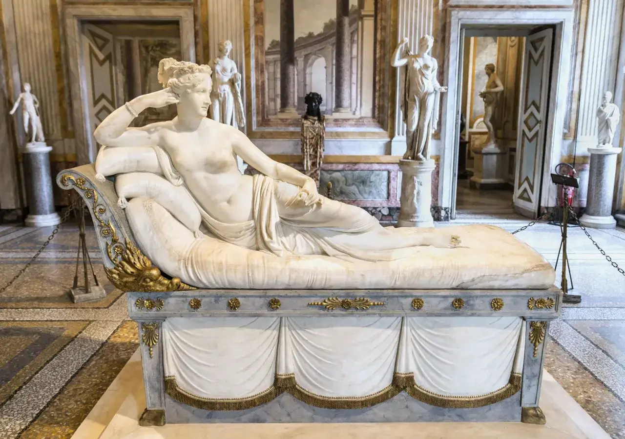 Escultura neoclásica de una mujer reclinada, ejemplo de que es el neoclasicismo.