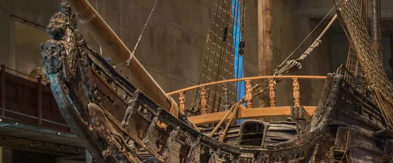 Wspaniały okręt Vasa w muzeum w Sztokholmie. Rzeźbiona galion z lwem i zdobione balustrady.