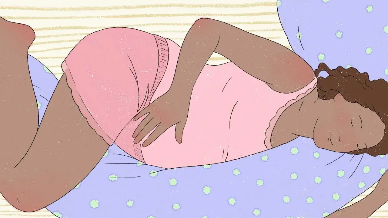 Mujer embarazada durmiendo de lado, con mano en la cadera, sintiendo dolor cadera al dormir embarazo.