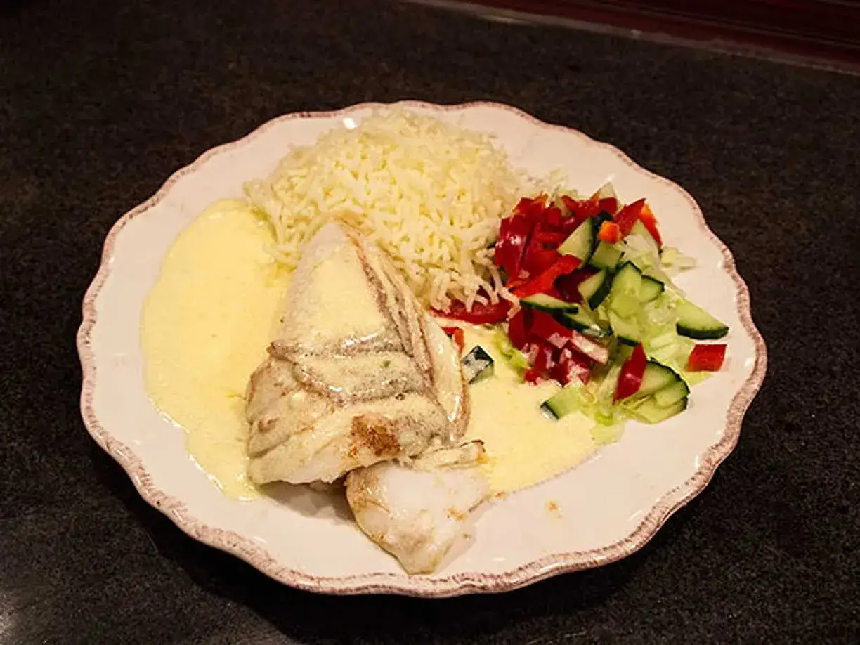 Fiskfilé med krämig sås, ris och sallad. Ett perfekt sandefjordsås recept för en god middag.