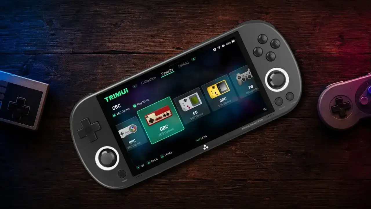 Konsola TRIMUI SMART PRO z menu ulubionych gier. Obok leżą retro kontrolery.
