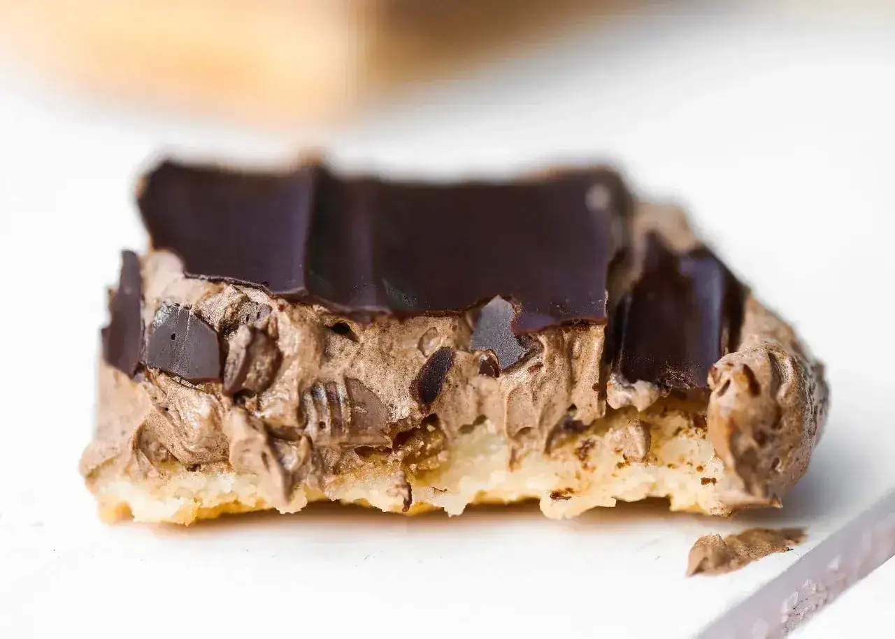 En n&auml;rbild av en chokladbiskvi med kr&auml;mig chokladfyllning och m&ouml;rk chokladglasyr. Perfekt f&ouml;r att frysa biskvier och njuta senare.